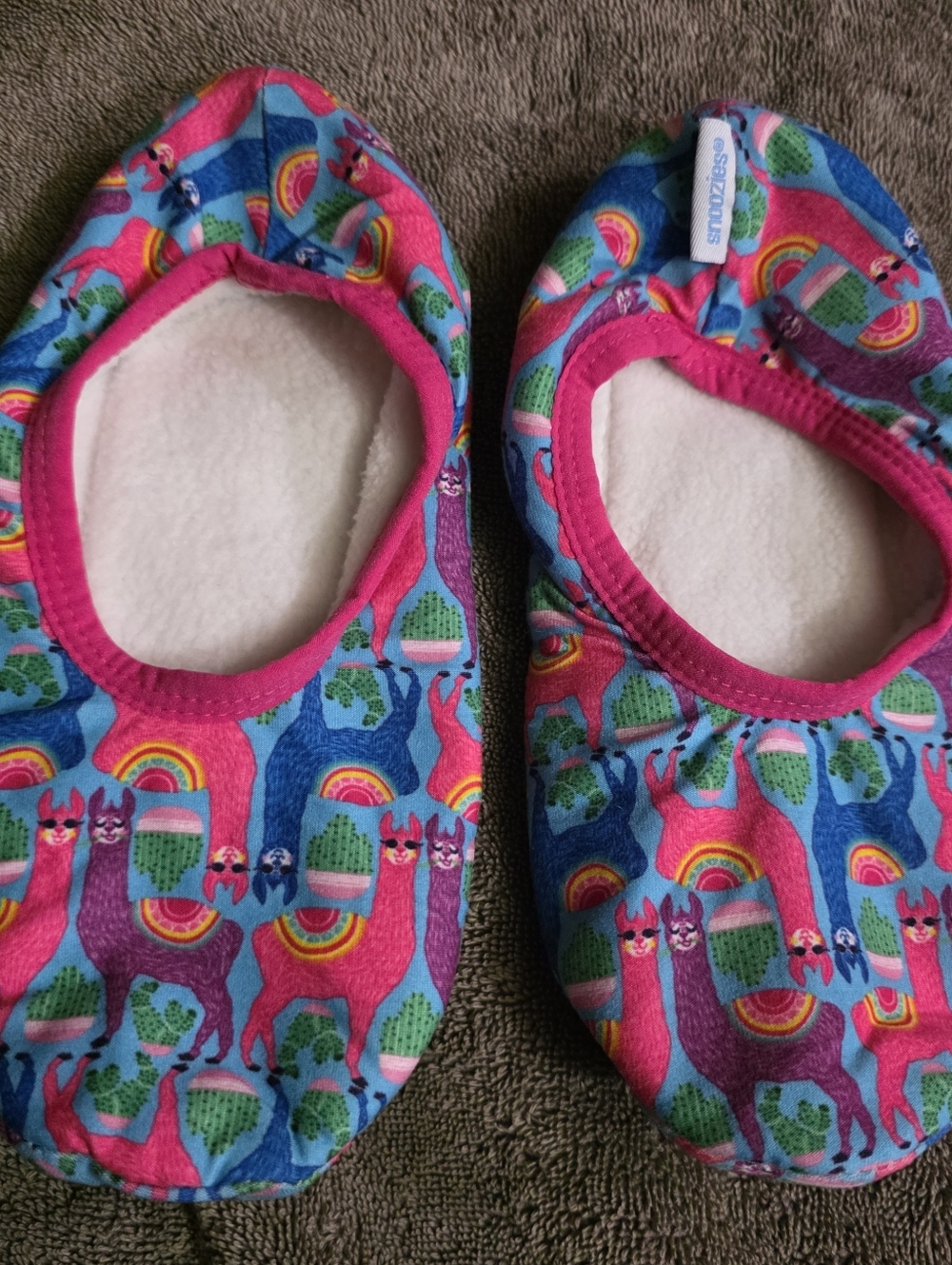 Skinnies by snoozies lama grip slippers size medium Colorful